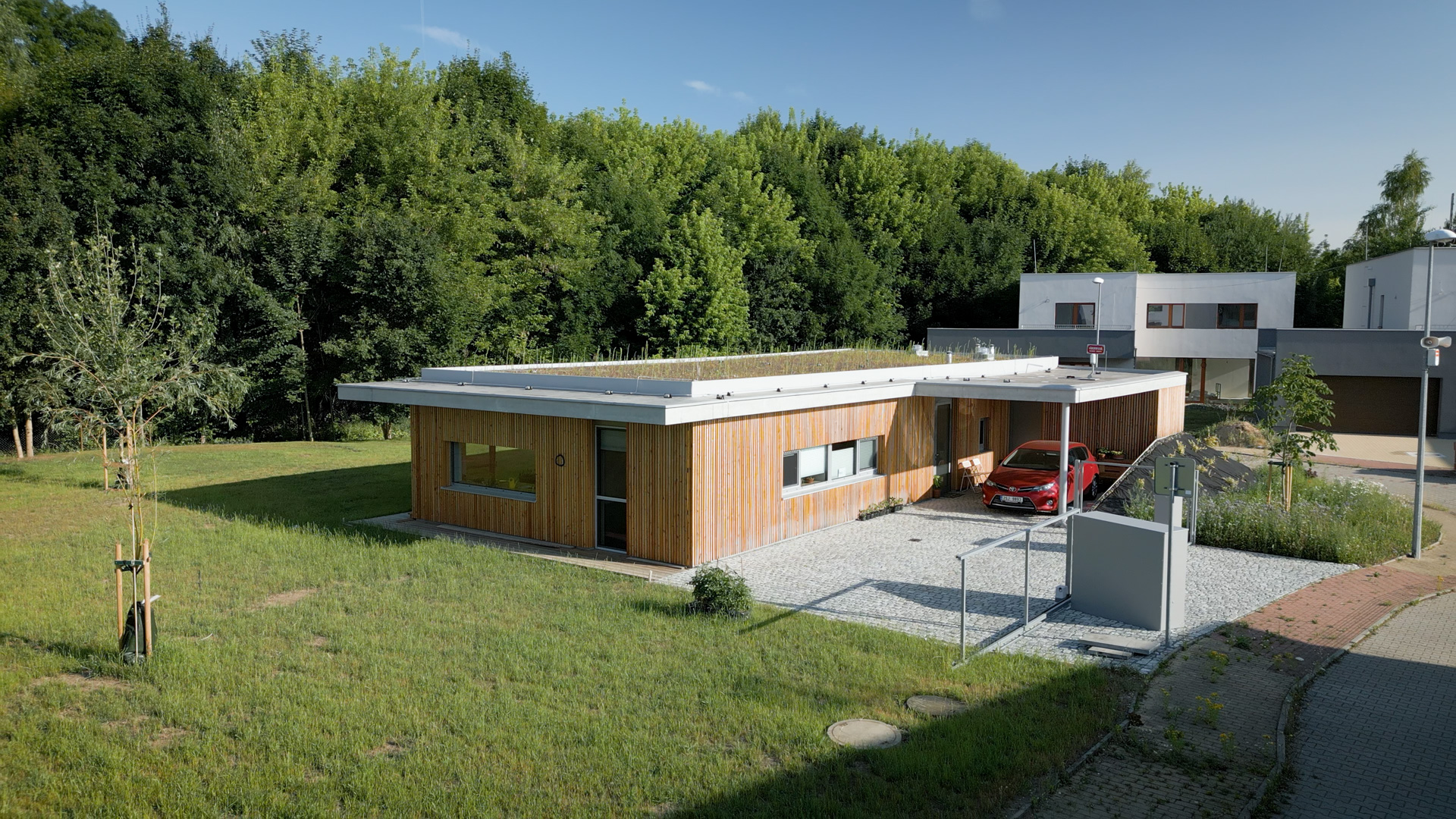 RD Kolovraty - Zajímavě řešený přízemní rodinný dům se zelenou střechou