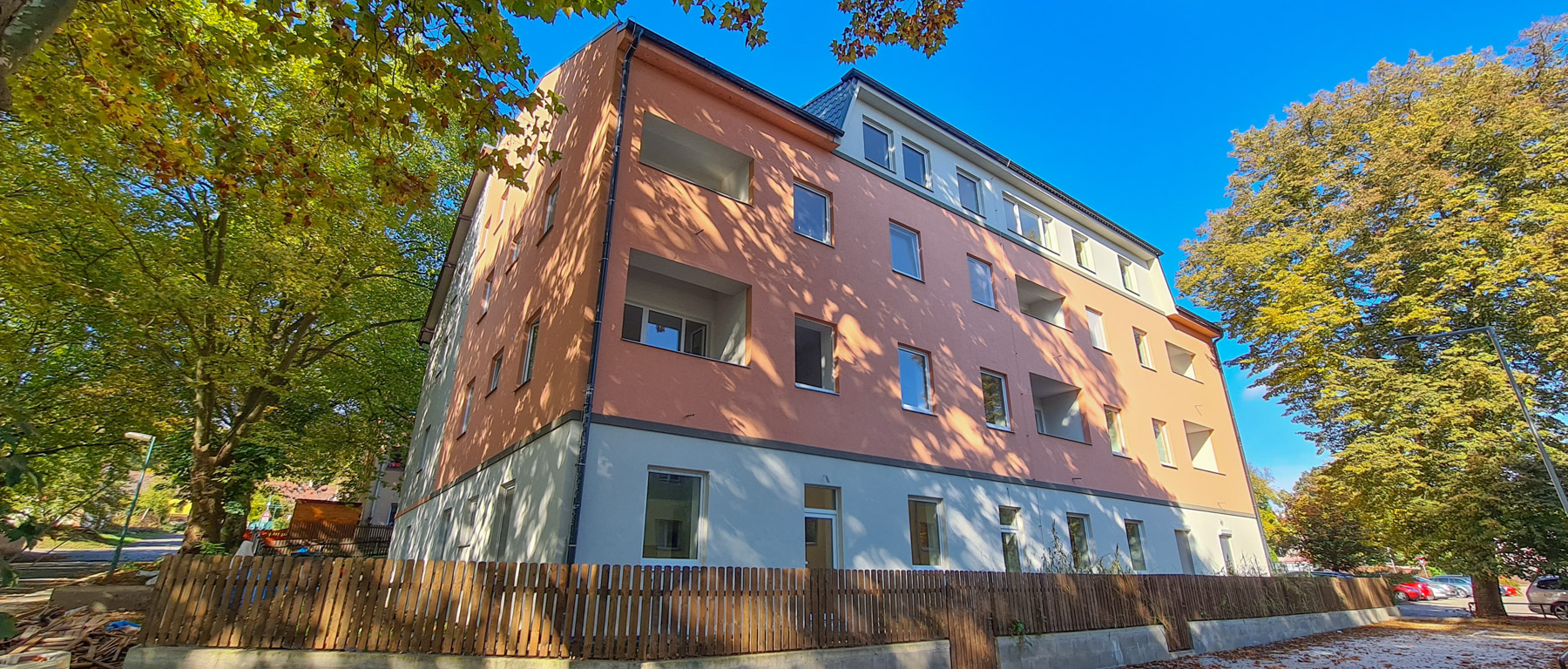 Komplexní rekonstrukce bytového domu v Milovicích a to jak společných prostor tak jednotlivých bytových jednotek. Na projektu jsme spolupracovali se společnosti Bidli.